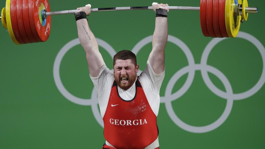 Lasha Talakhadze arrasó en los +105 kilogramos de pesas para llevarse el oro y marca mundial 