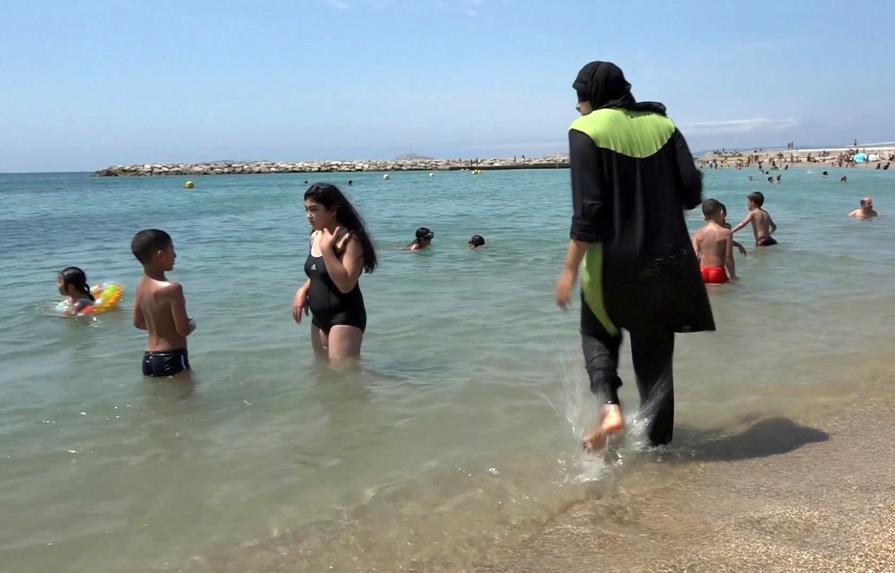 Multan a tres mujeres en Cannes por usar trajes de baño de cuerpo entero