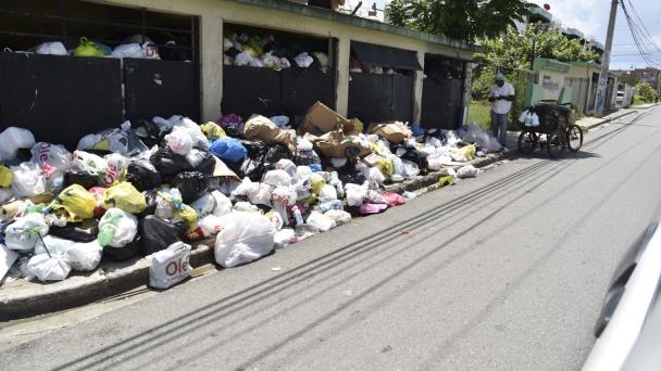 Alcalde de Santo Domingo Este se estrena recogiendo basura que dejó ...