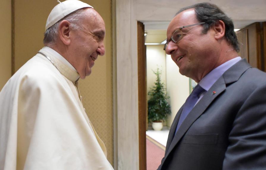 Presidente francés visita al papa tras ataques extremistas 