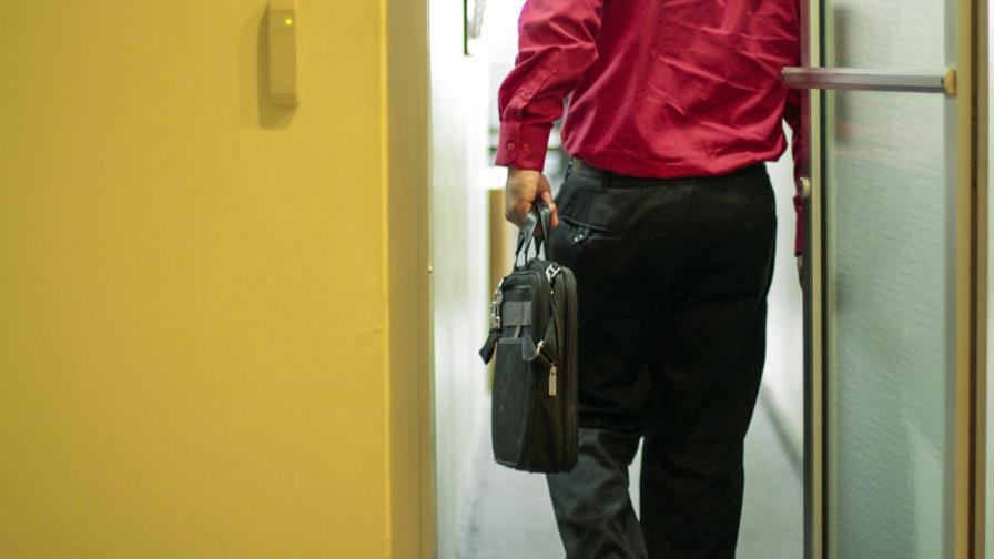 Visitadores médicos pueden influenciar prescripciones, según un estudio