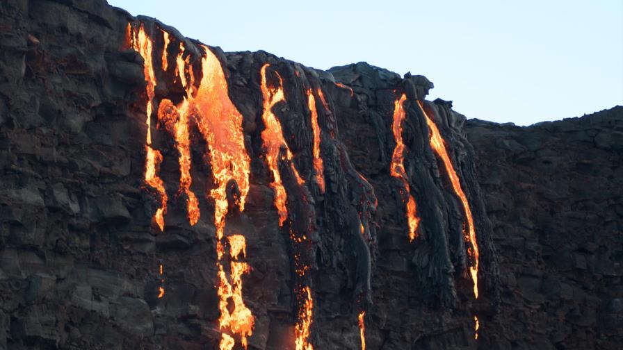 Lava de volcán de Hawaii cae en cascada al océano