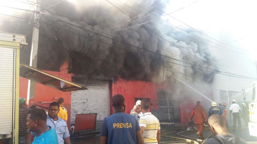 Fuego afecta local de Almacenes Rodríguez en la Duarte