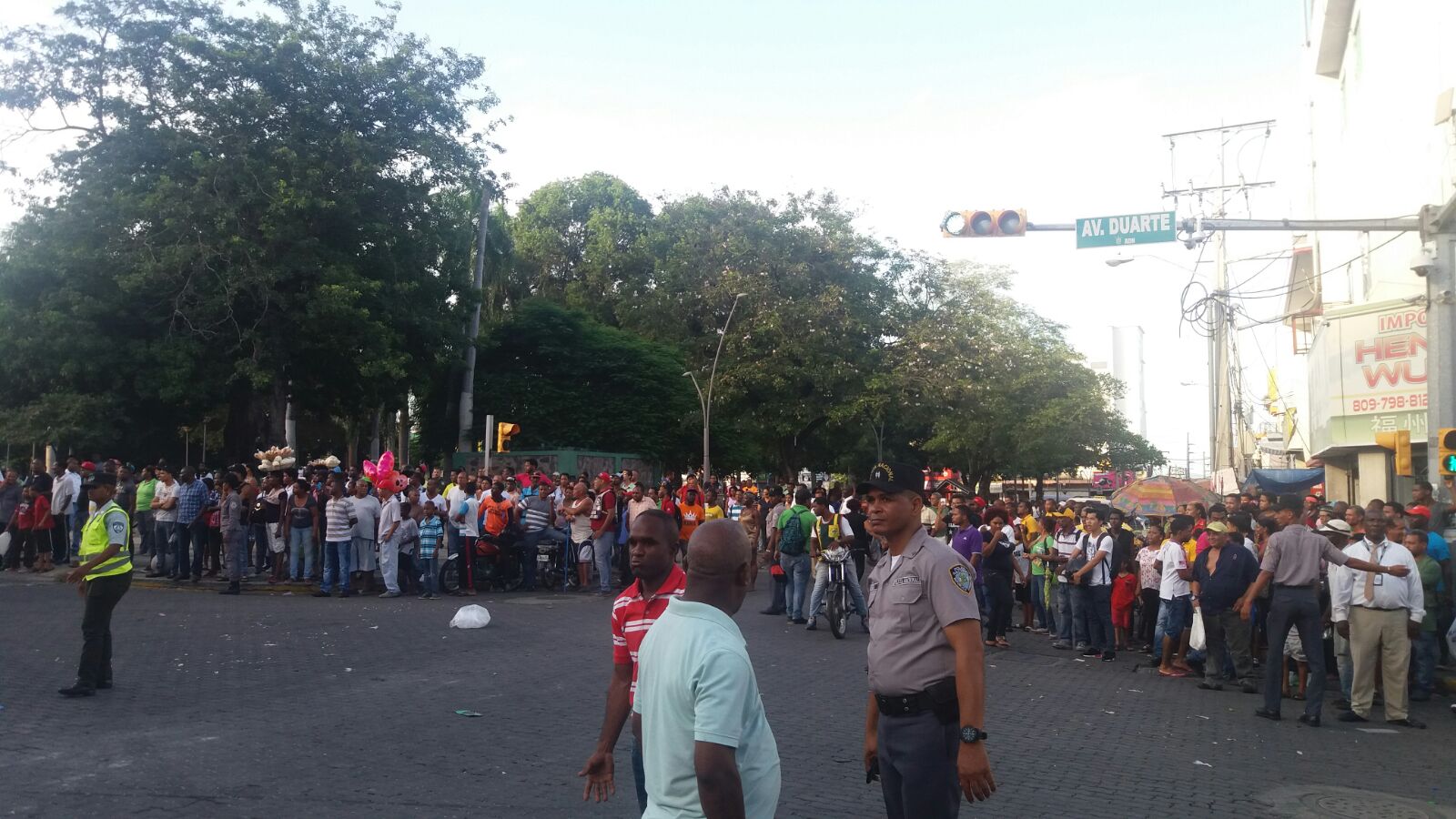 Decenas de personas se aglomeraron frente a la tienda Almacenes Rodríguez.