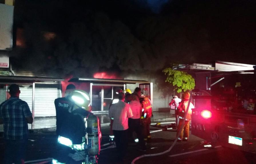  Se extiende el incendio que afectó a tienda Almacenes Rodríguez 