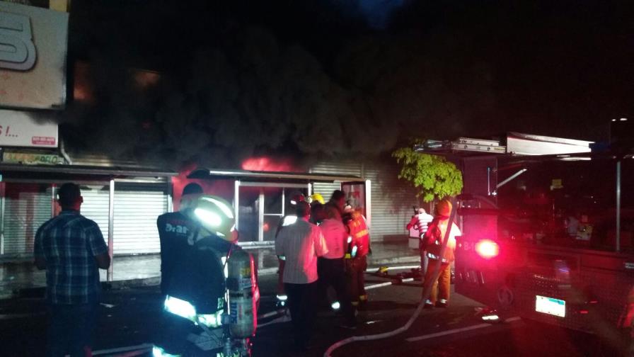  Se extiende el incendio que afectó a tienda Almacenes Rodríguez 