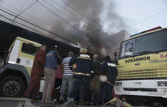 Fuego consume mercancías de Almacenes Rodríguez de la Duarte