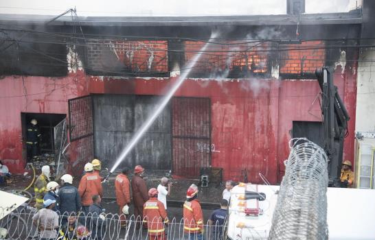 Fuego consume mercancías de Almacenes Rodríguez de la Duarte