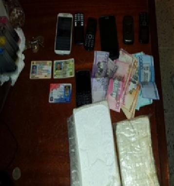 Droga, celulares, cédulas y dinero incautados.