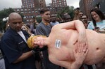 Estatuas de Trump desnudo causan asombro en EEUU