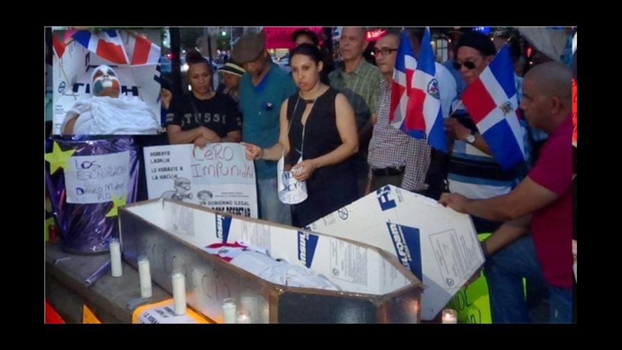 Dominicanos en Nueva York declaran “ilegal” gobierno de Danilo y “velan” la democracia en ataúd