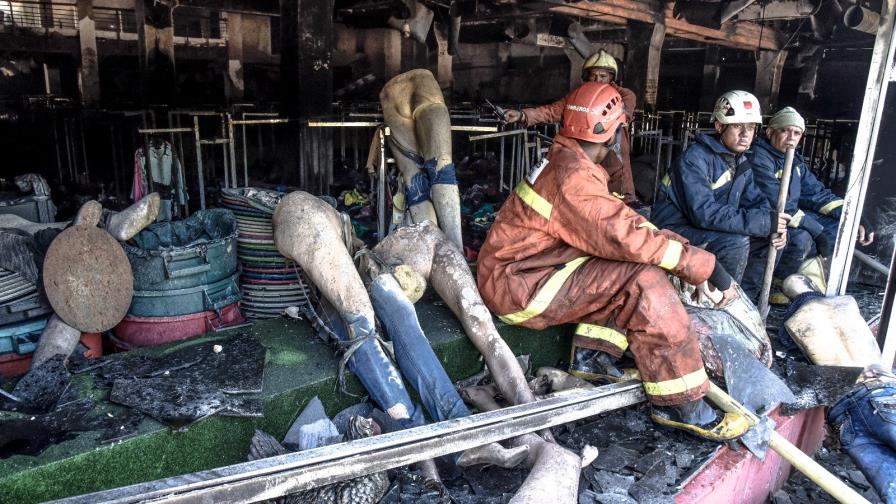 Bomberos aún tratan de extinguir incendio en Almacenes Rodríguez