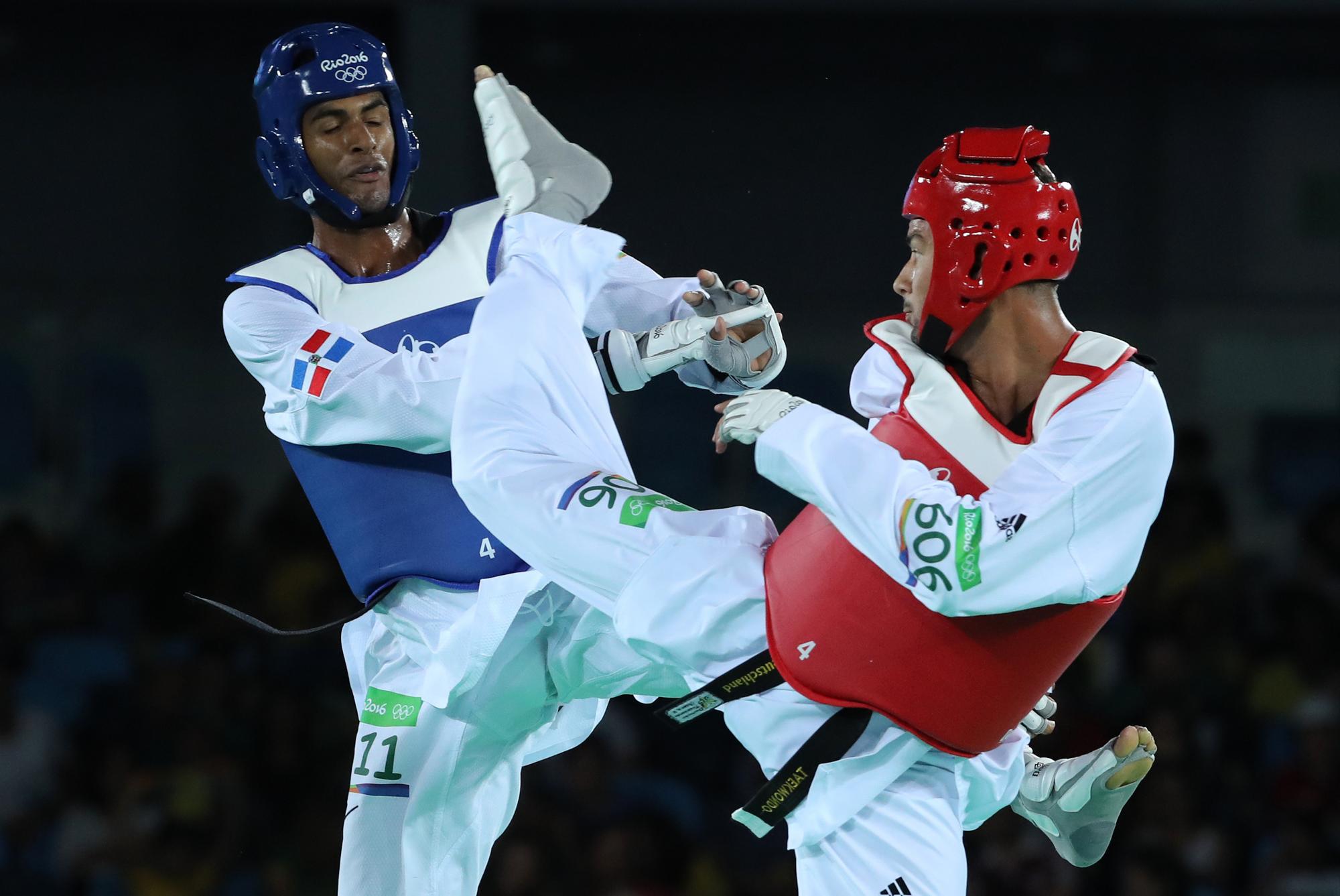 El taekwondista dominicano Moisés Hernández (i) en acción ante el alemán Tahir Gülec (d) en un combate por la categoria de hasta 80kg masculino, en los Juegos Olímpicos, el viernes 19 de agosto de 2016.