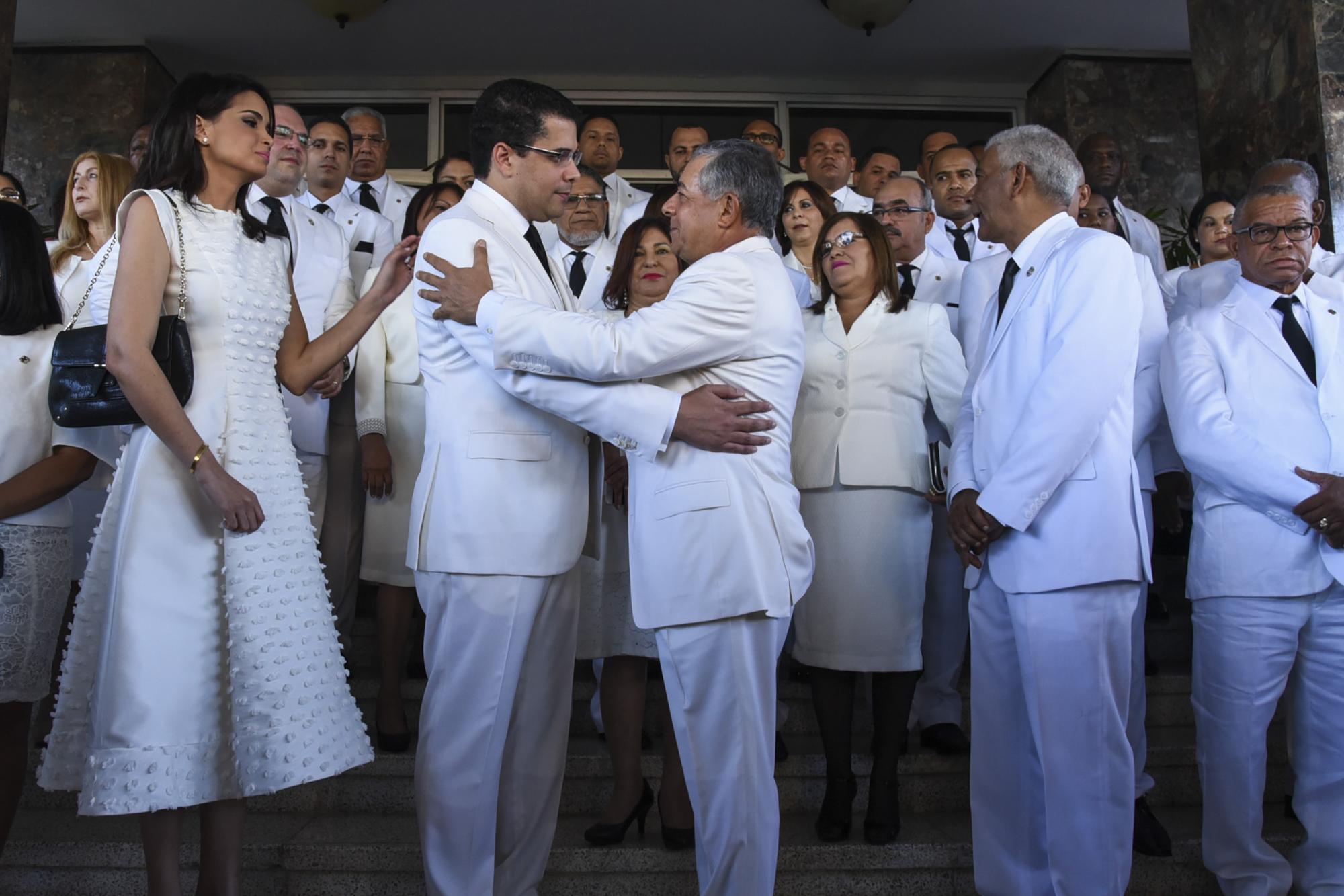 El alcalde David Collado despide a su predecesor, Roberto Salcedo, durante los actos de juramentación en el Ayuntamiento del Distrito Nacional, el 16 de agosto de 2016.