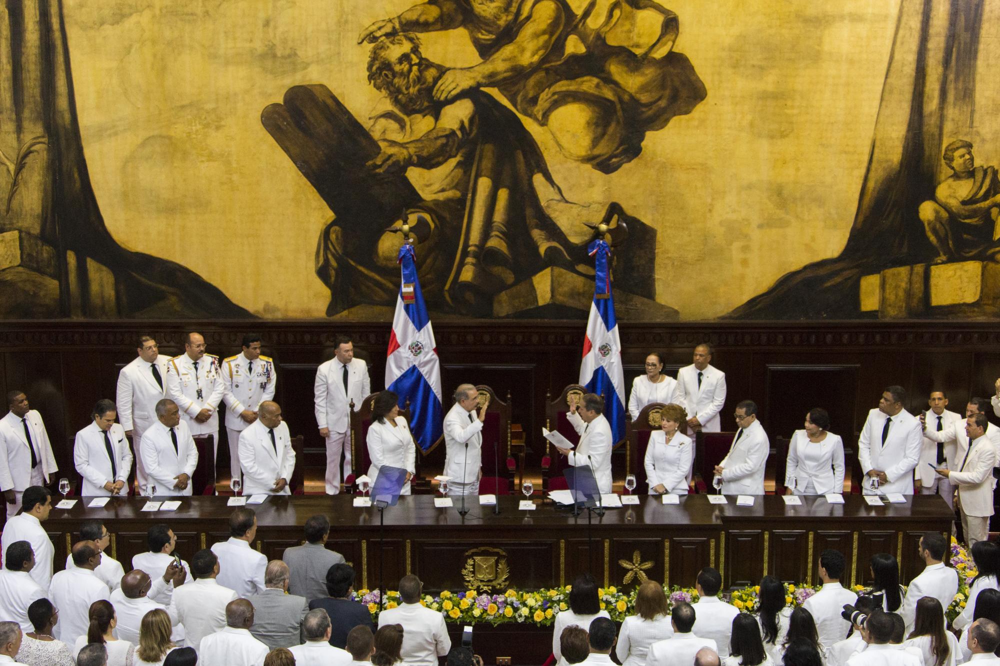 El presidente del Senado, Reinaldo Pared (d), juramenta al presidente Danilo Medina, el 16 de agosto de 2016.