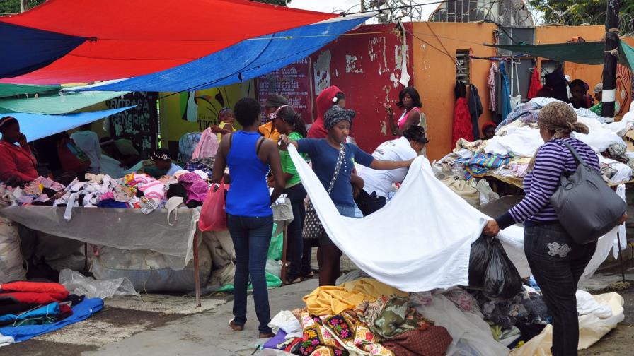 Cierre de mercado de pulgas Santiago divide los comerciantes y munícipes