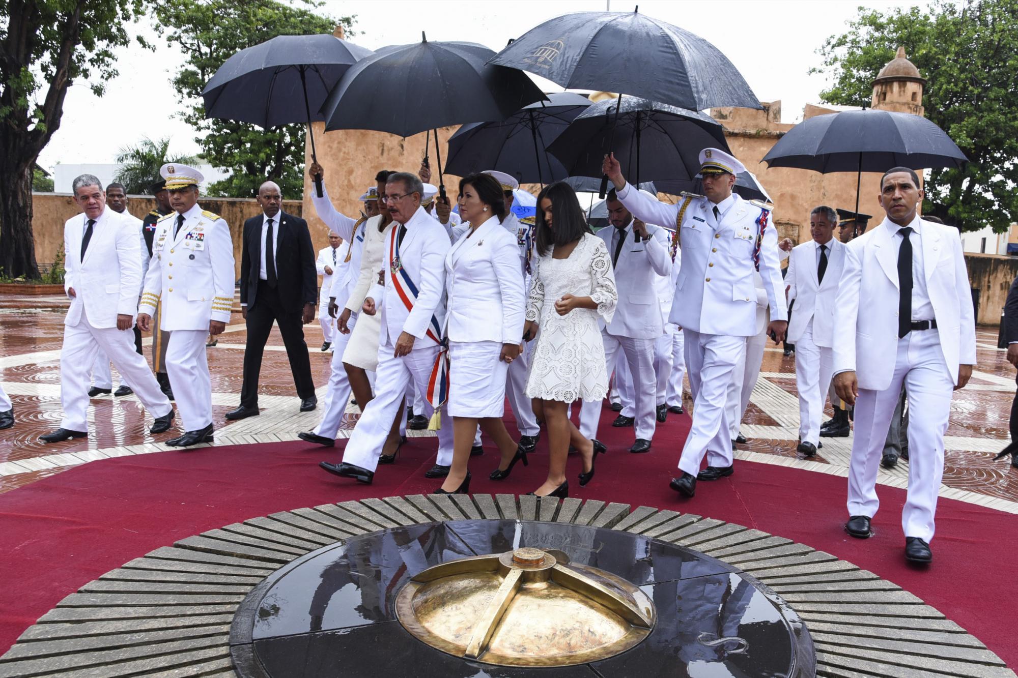 El presidente Danilo Medina y la vicepresidenta Margarita Cedeño asisten a una ofrenda floral en el Altar de la Patria el 16 de agosto de 2016. La lluvia matizó el acto.