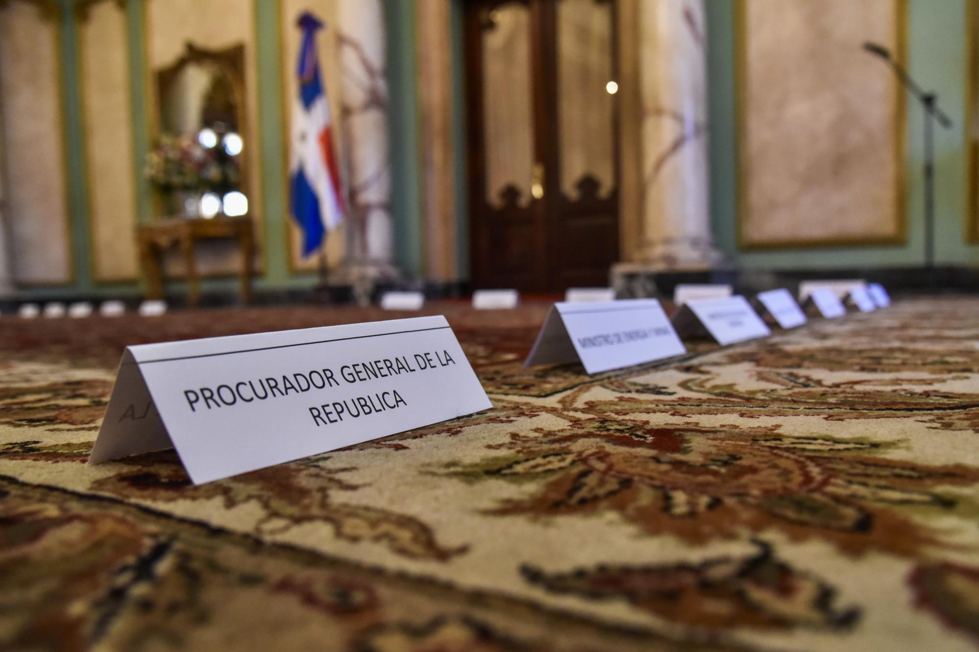 Letreros colocados en el piso indicaban el lugar que ocuparían los nuevos funcionarios durante el acto de juramentación en el Palacio Nacional, el 16 de agosto de 2016.
