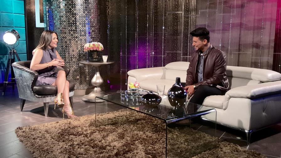 El Poeta Callejero se muestra distraído durante entrevista