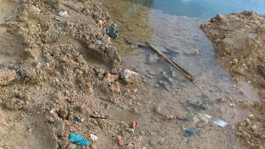 Demandan la solución  a fuga de agua en Haina 