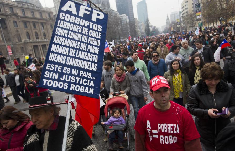 Chilenos protestan masivamente contra sistema de pensiones