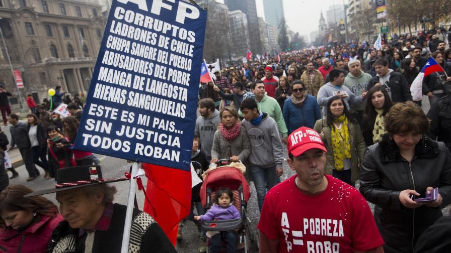 Chilenos protestan masivamente contra sistema de pensiones Chilenos protestan masivamente contra sistema de pensiones