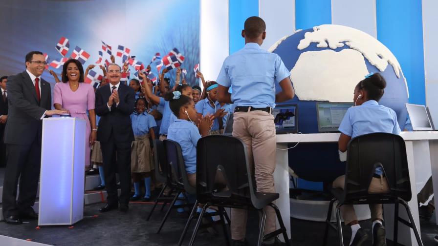 Gobierno abre nuevo año escolar en el que 130,800 alumnos tomarán clases de robótica Gobierno abre nuevo año escolar en el que 130,800 alumnos tomarán clases de robótica