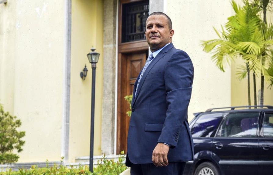 Exjuez dice situación económica le hizo ‘pedir asilo’ en Nunciatura