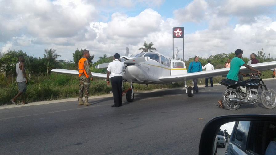 Avioneta que aterrizó en la carretera falló a los siete minutos del despegue; iba a Samaná Avioneta que aterrizó en la carretera falló a los siete minutos del despegue; iba a Samaná