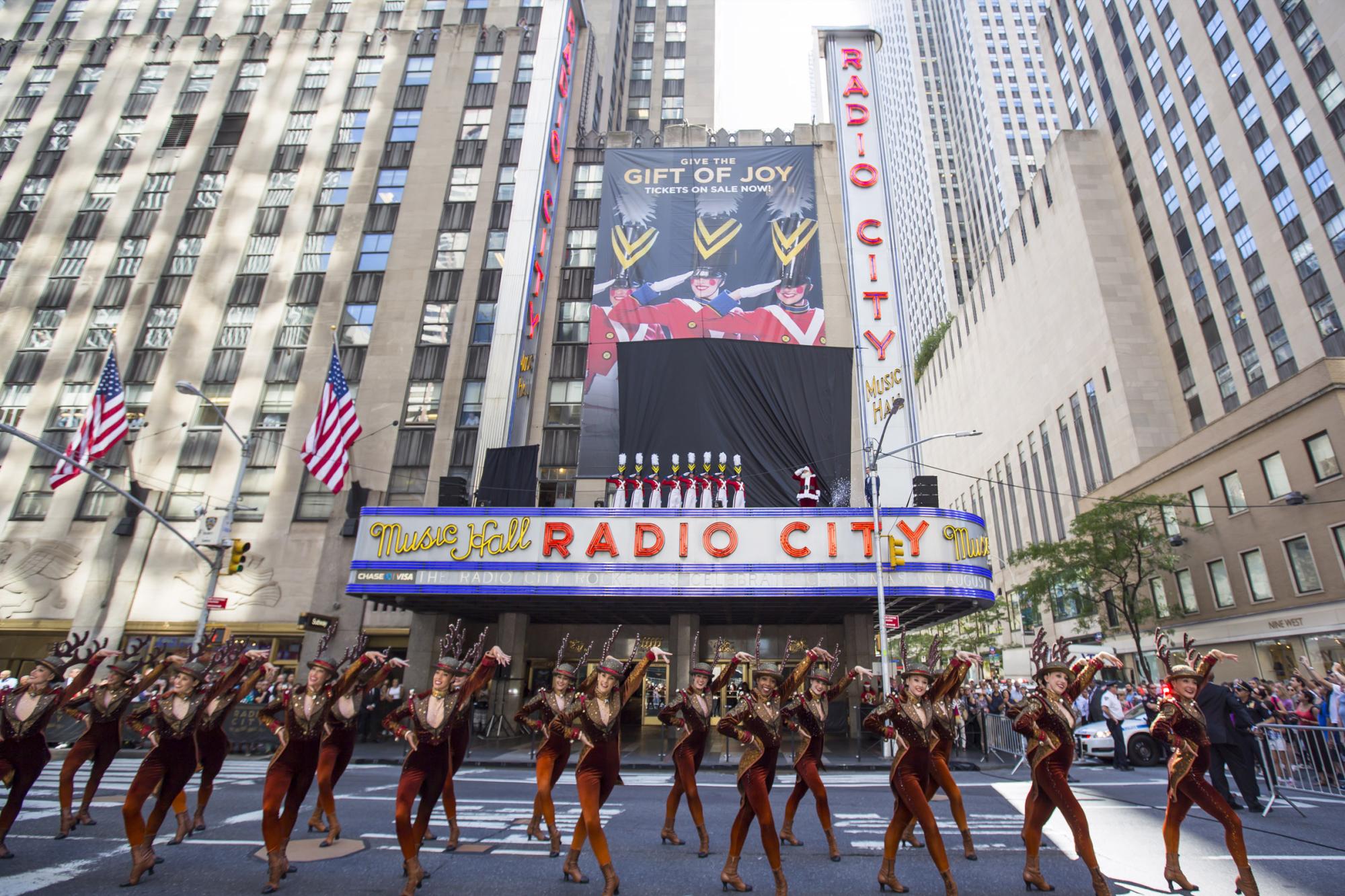 El espíritu de la Navidad llegó hoy a Nueva York de la mano de las famosas Rockettes y Santa Claus, que paralizaron la transitada sexta avenida con un adelanto del famoso espectáculo que desde 1933 presentan en el legendario Radio City.