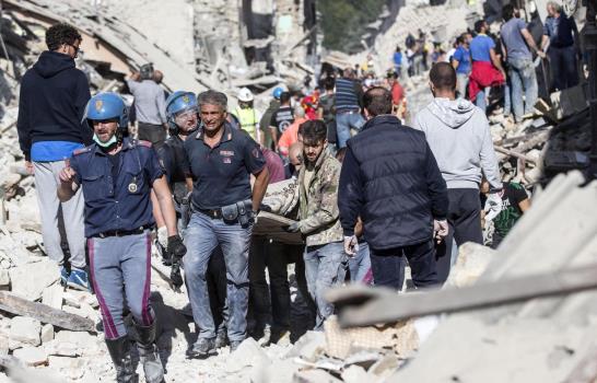 Al menos 38 muertos por sismo devastador en centro de Italia