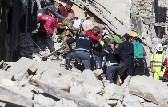 Al menos 38 muertos por sismo devastador en centro de Italia