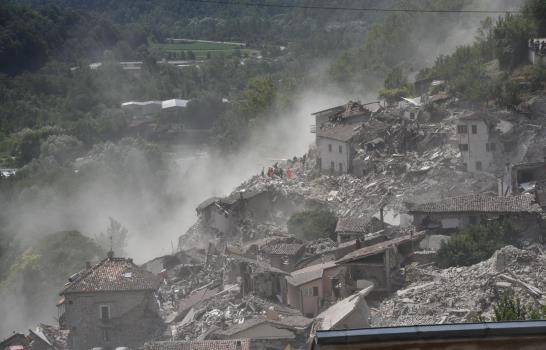 Aumenta a 73 el número de muertos por devastador terremoto en Italia