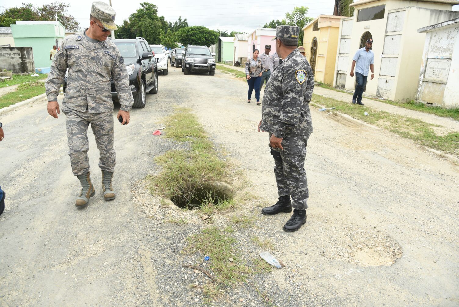 El alcalde Alfredo Martínez visitó el cementerio Cristo Salvador.