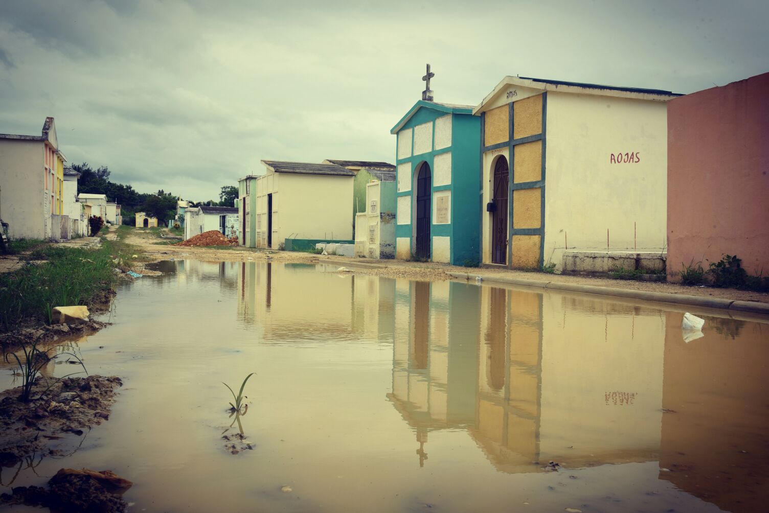 El alcalde Alfredo Martínez visitó el cementerio Cristo Salvador.