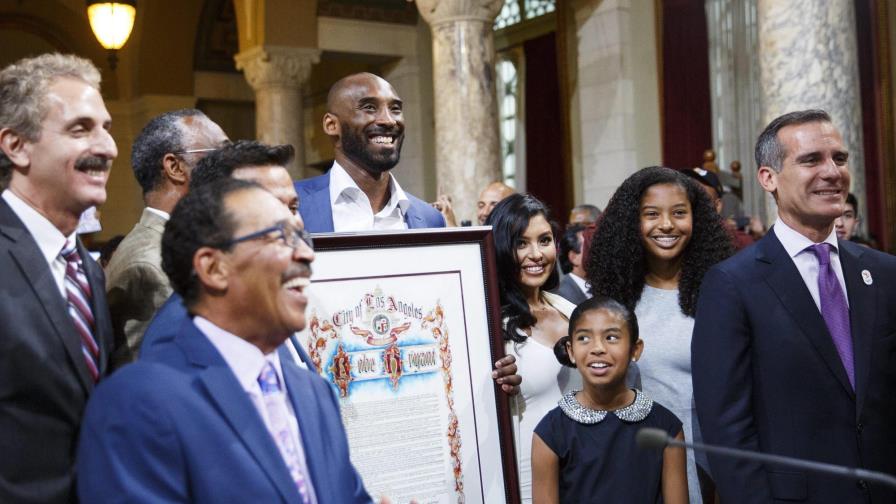 Kobe Bryant, en la proclamación del día en su nombre: “Es surrealista” Kobe Bryant, en la proclamación del día en su nombre: “Es surrealista”