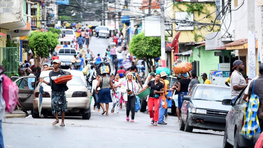 Vendedores continúan actividades en el mercado de Pueblo Nuevo pese a disposición del alcalde