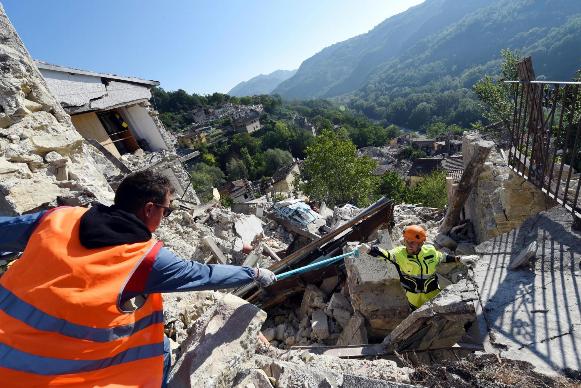 Miembros de los servicios de rescate trabajan en la búsqueda de supervivientes entre los escombros en Pescara del Tronto, centro de Italia, hoy, 25 de agosto de 2016. 