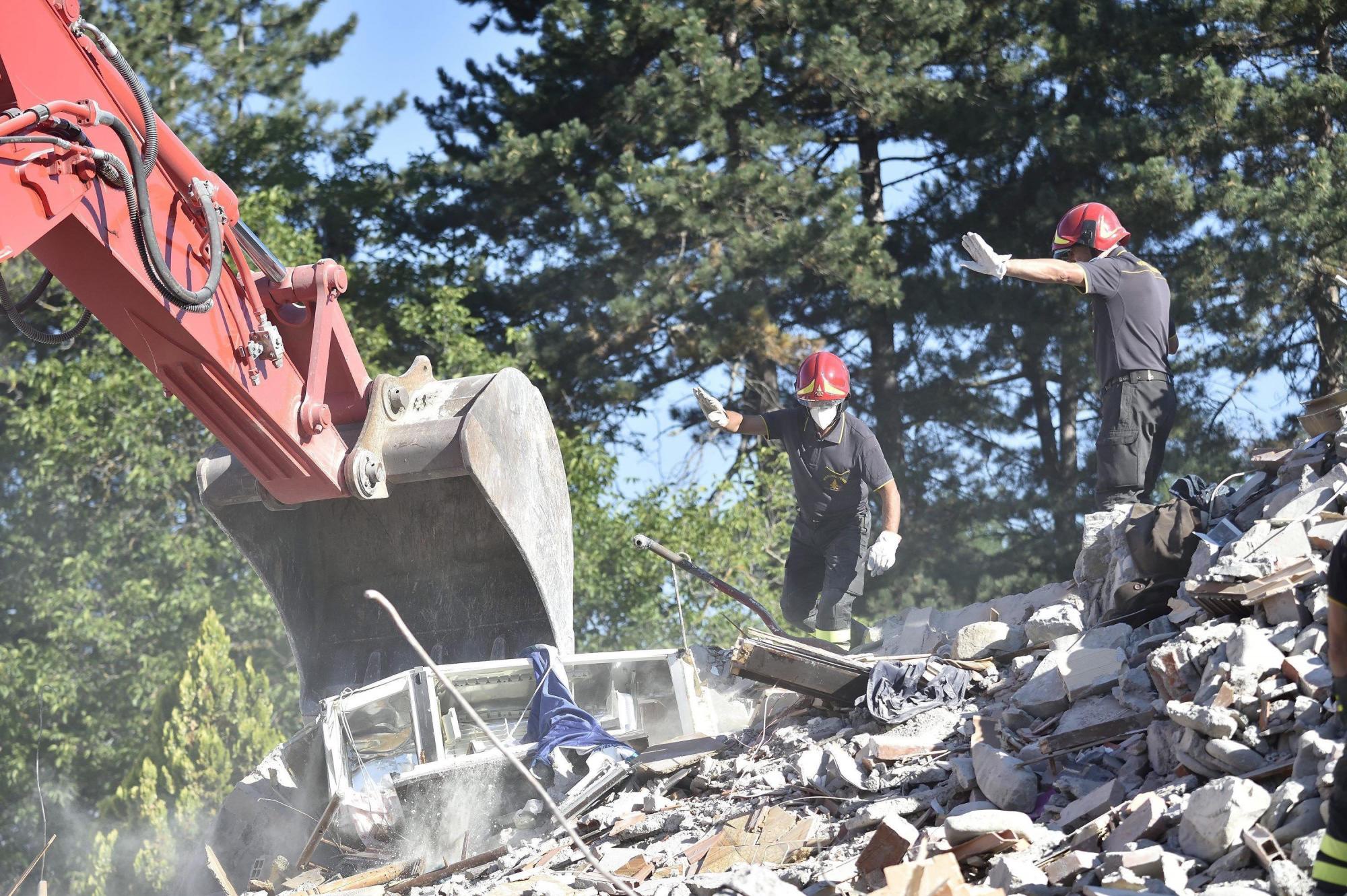 Los bomberos buscan supervivientes entre los escombros de un edificio derrumbado en Amatrice, centro de Italia, hoy, 25 de agosto de 2016.