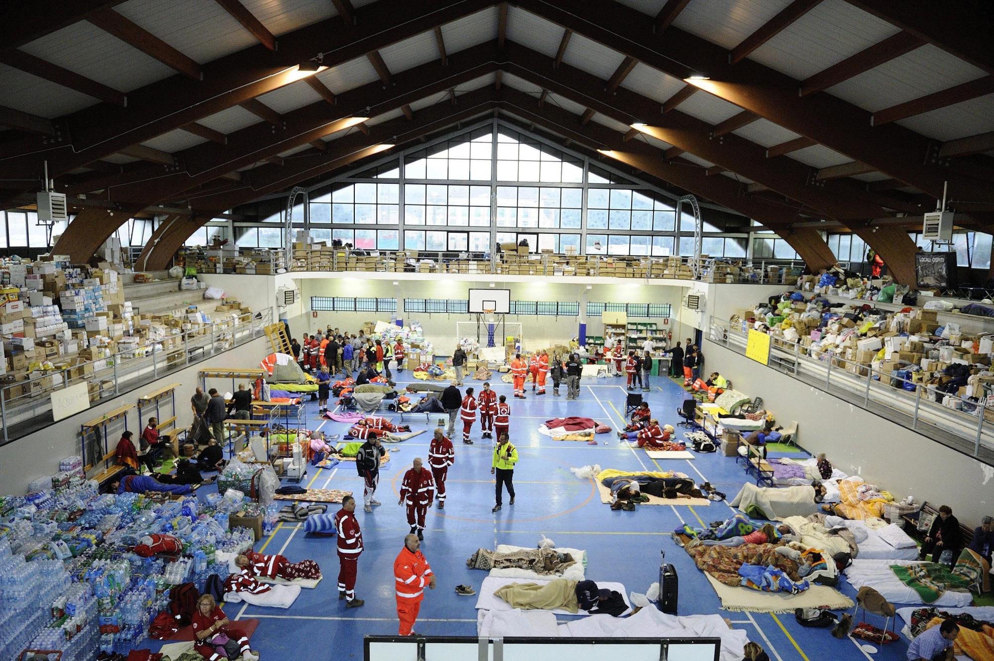 Vista general de un pabellón de deportes reconvertido en alojamiento temporal para los damnificados en Amatrice, centro de Italia, hoy, 25 de agosto de 2016. 