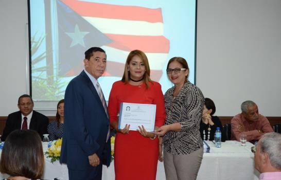Extranjeros juran por la bandera dominicana