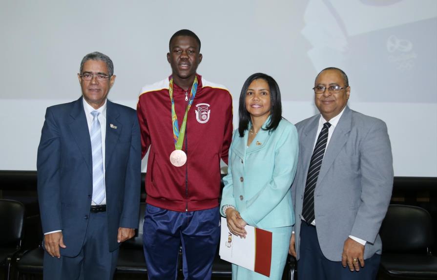 Universidad Evangélica reconoce al medallista olímpico Luisito Pié