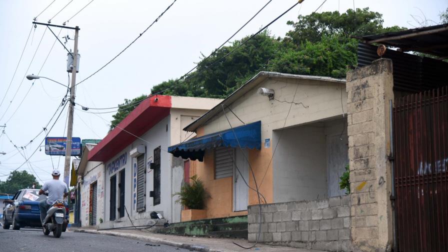 Ventarrón tumba árboles y techos de viviendas en Santiago