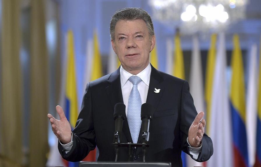 Santos firma el decreto del alto al fuego bilateral y definitivo con las FARC