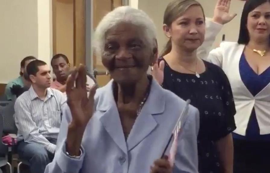 Una mujer de 104 años se hace ciudadana de EE.UU. porque quiere votar