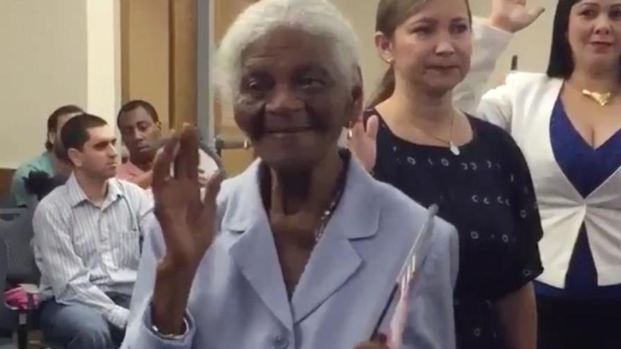 Una mujer de 104 años se hace ciudadana de EE.UU. porque quiere votar