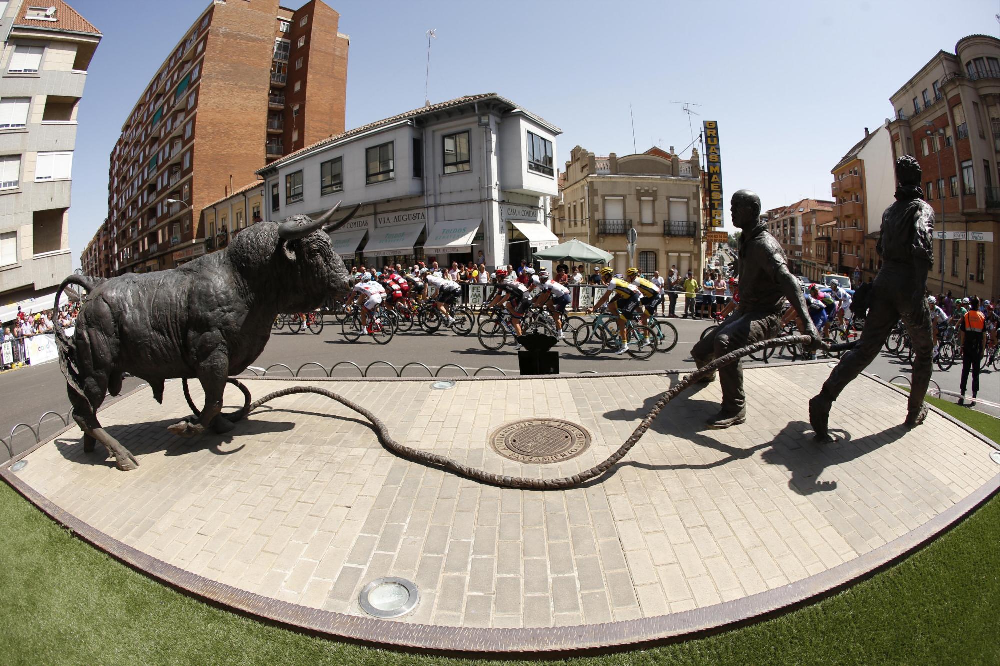 Paso del pelotón ante un monumento en Benavente (Zamora), durante la octava etapa de la Vuelta Ciclista a España 2016, entre la localidad zamorana de Villalpando y la leonesa de La Camperona, en el Valle de Sabero, con un recorrido de 181,5 kilómetros. 