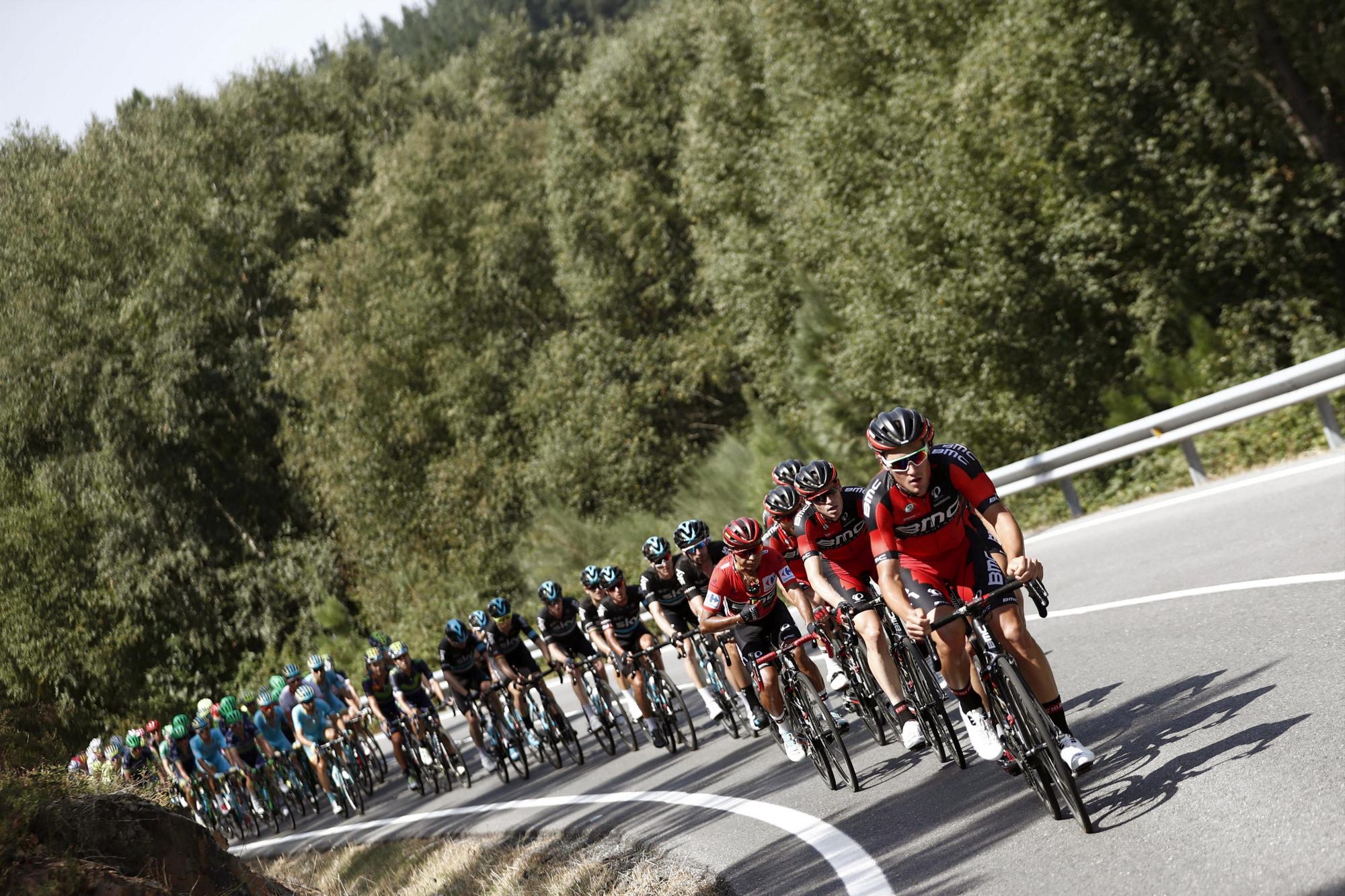 El pelotón durante la sexta etapa de la Vuelta Ciclista a España 2016, disputada entre la localidad lucense de Monforte de Lemos y la orensana de Luintra en la Ribeira Sacra, con un recorrido de 163,2 kilómetros. 