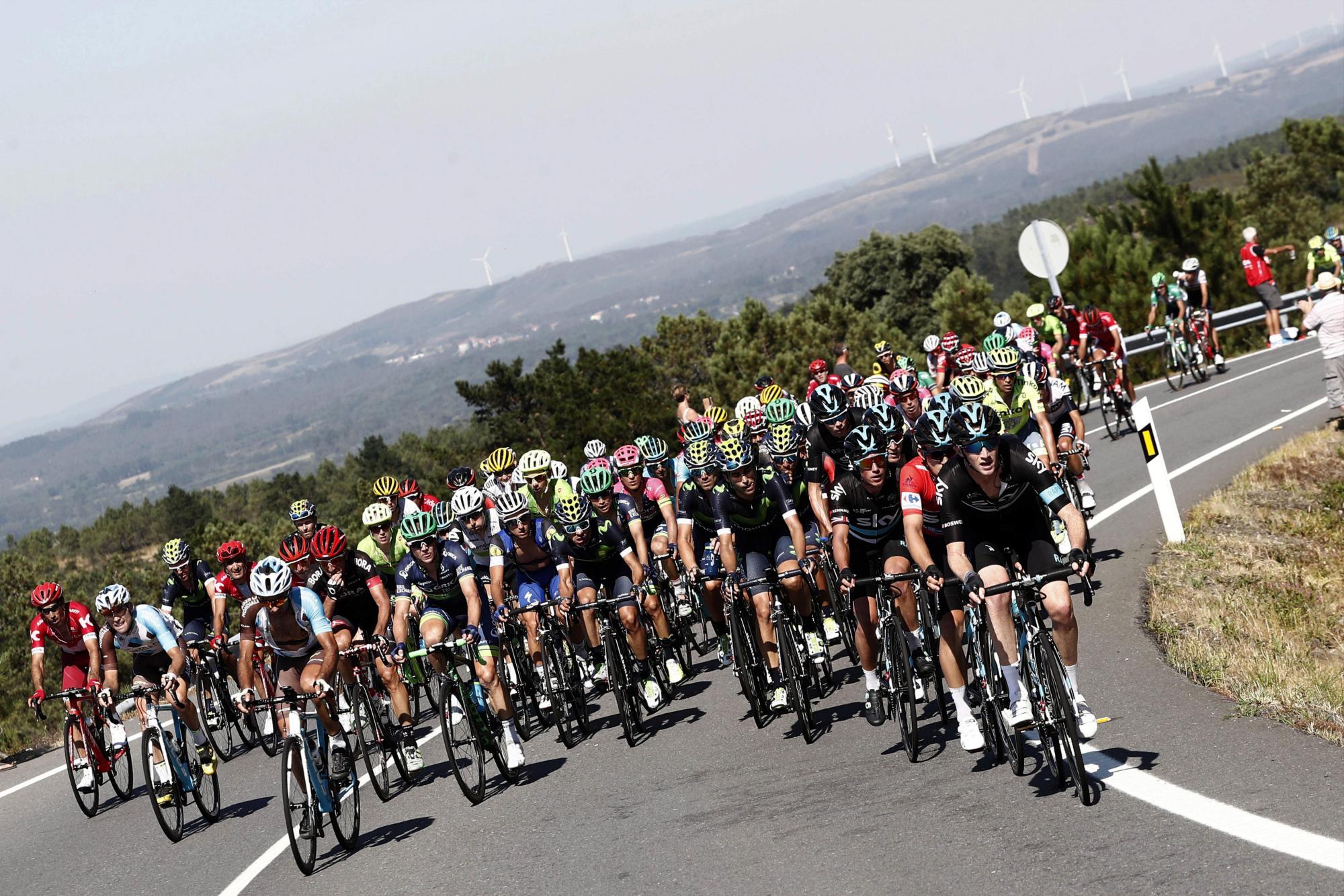El pelotón durante la tercera etapa de la Vuelta a España disputada entre Marín y el Mirador de Ézaro, de 176,4 kilómetros.- 