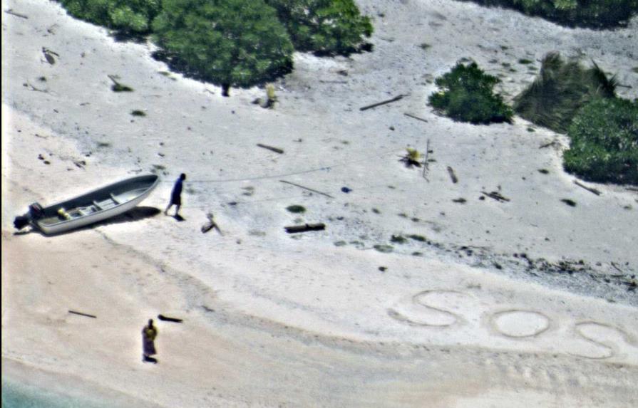 Rescatados dos marineros que pidieron ayuda escribiendo “SOS” en una playa